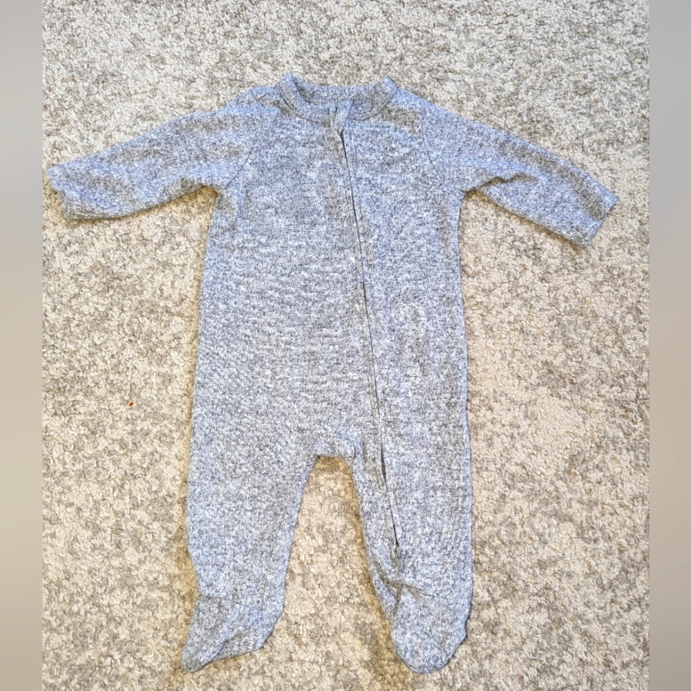 6/$22. Old Navy sleeper. Light grey. 2 way zipper. 3-6months. EUC.